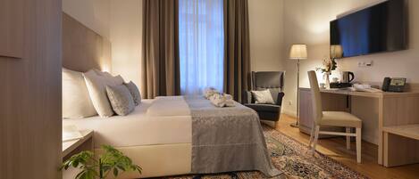 Kamar Double Deluks, 1 kamar tidur | Minibar, brankas, meja kerja, dan tirai kedap cahaya