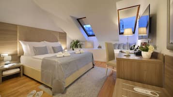 舒适三人房, 1 间卧室 | 迷你吧、客房内保险箱、办公桌、遮光窗帘