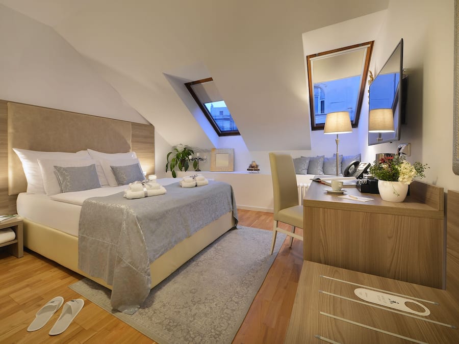 Comfort driepersoonskamer, 1 slaapkamer | Een minibar, een kluis op de kamer, een bureau, verduisterende gordijnen