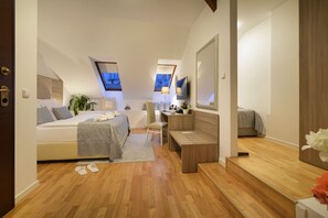 Comfort-Dreibettzimmer, 1 Schlafzimmer | Minibar, Zimmersafe, Schreibtisch, Verdunkelungsvorhänge