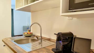 Studio, 1 Bedroom, Kitchen | Private kitchen | Fridge, electric kettle