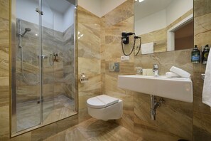 Comfort-Dreibettzimmer, 1 Schlafzimmer | Badezimmer | Dusche, Designer-Toilettenartikel, Hausschuhe, Handtücher