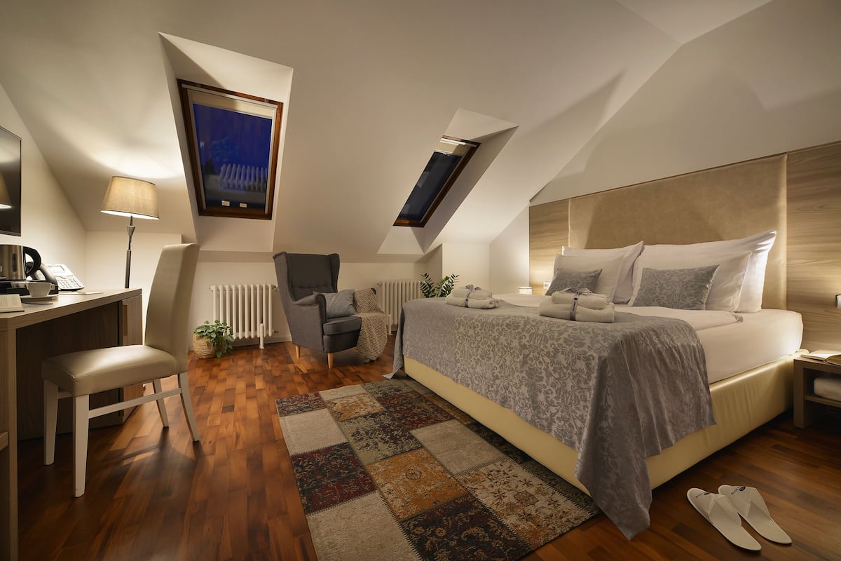 Deluxe Double Room, 1 Bedroom | Minibar, in-room safe, desk, blackout curtains