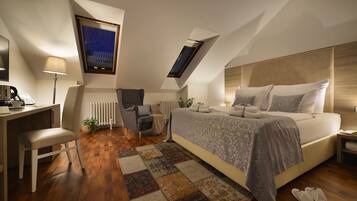 Deluxe Double Room, 1 Bedroom | Minibar, in-room safe, desk, blackout curtains