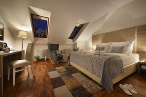 Deluxe-Doppelzimmer, 1 Schlafzimmer | Minibar, Zimmersafe, Schreibtisch, Verdunkelungsvorhänge