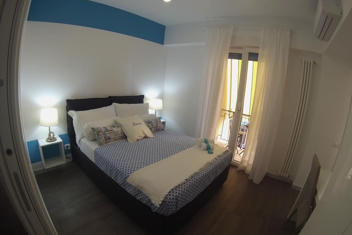Klassieke tweepersoonskamer, balkon (Furore) | Luxe beddengoed, donzen dekbedden, pillowtop-bedden, een minibar