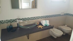 Dobbeltrom, balkong (Jeranto) | Bad | Dusj, regndusjhode, toalettartikler (inkludert) og hårføner