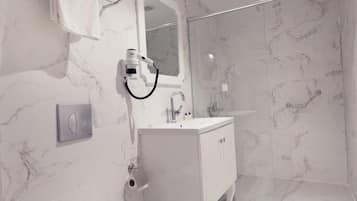 Dusche, kostenlose Toilettenartikel, Haartrockner, Hausschuhe