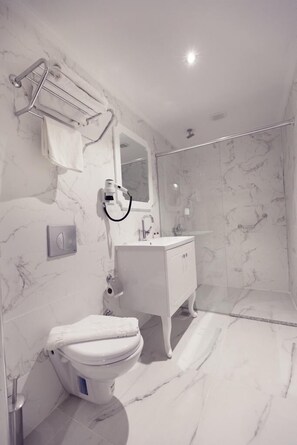 Shower, free toiletries, hair dryer, slippers - Mora Hotel (Trabzon)