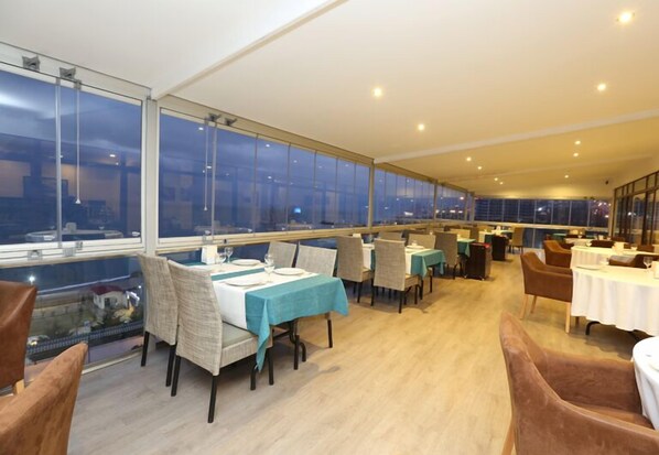 2 restaurants; ze serveren er ontbijt, lunch en diner
