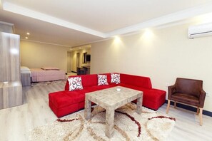 Suíte, vista para a piscina | Roupas de cama premium, frigobar, escrivaninha