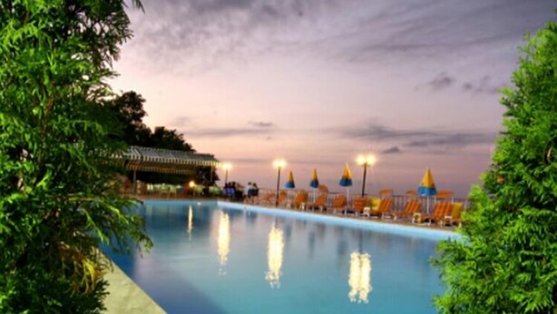 Outdoor pool, pool umbrellas, pool loungers - Mora Hotel (Trabzon)