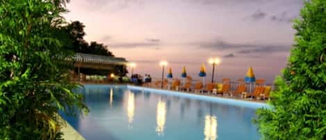 Outdoor pool, pool umbrellas, sun loungers