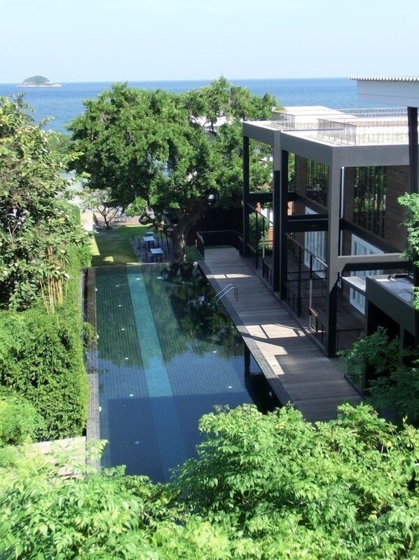 Una piscina al aire libre