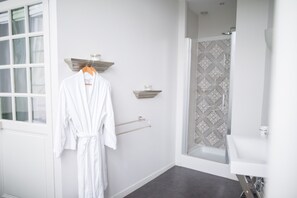 Designertoalettartikler, hårføner, badekåper og tøfler