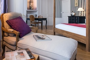 Premium bedding, individually decorated, individually furnished, desk - Maison Ailleurs (Chartres)
