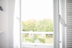 Designer toiletries, hair dryer, bathrobes, slippers - Maison Ailleurs (Chartres)