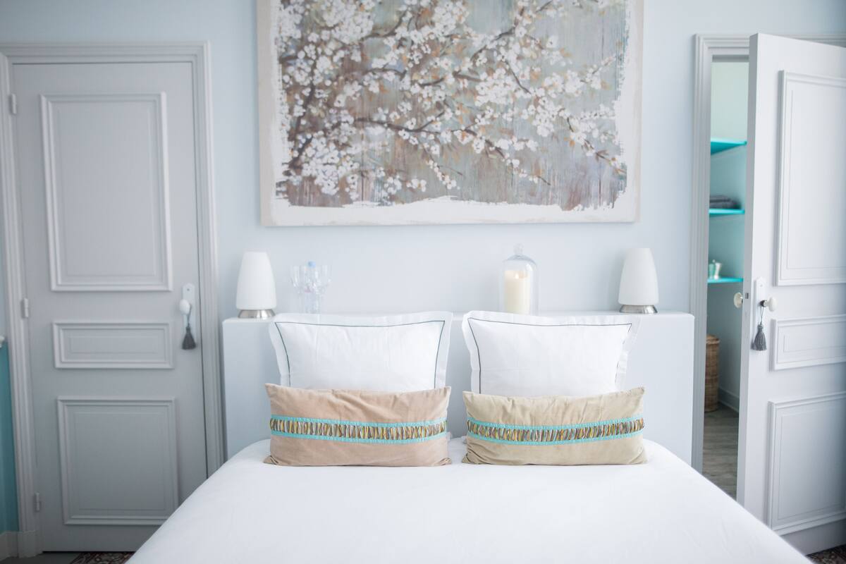 Ropa de cama de alta calidad y escritorio 