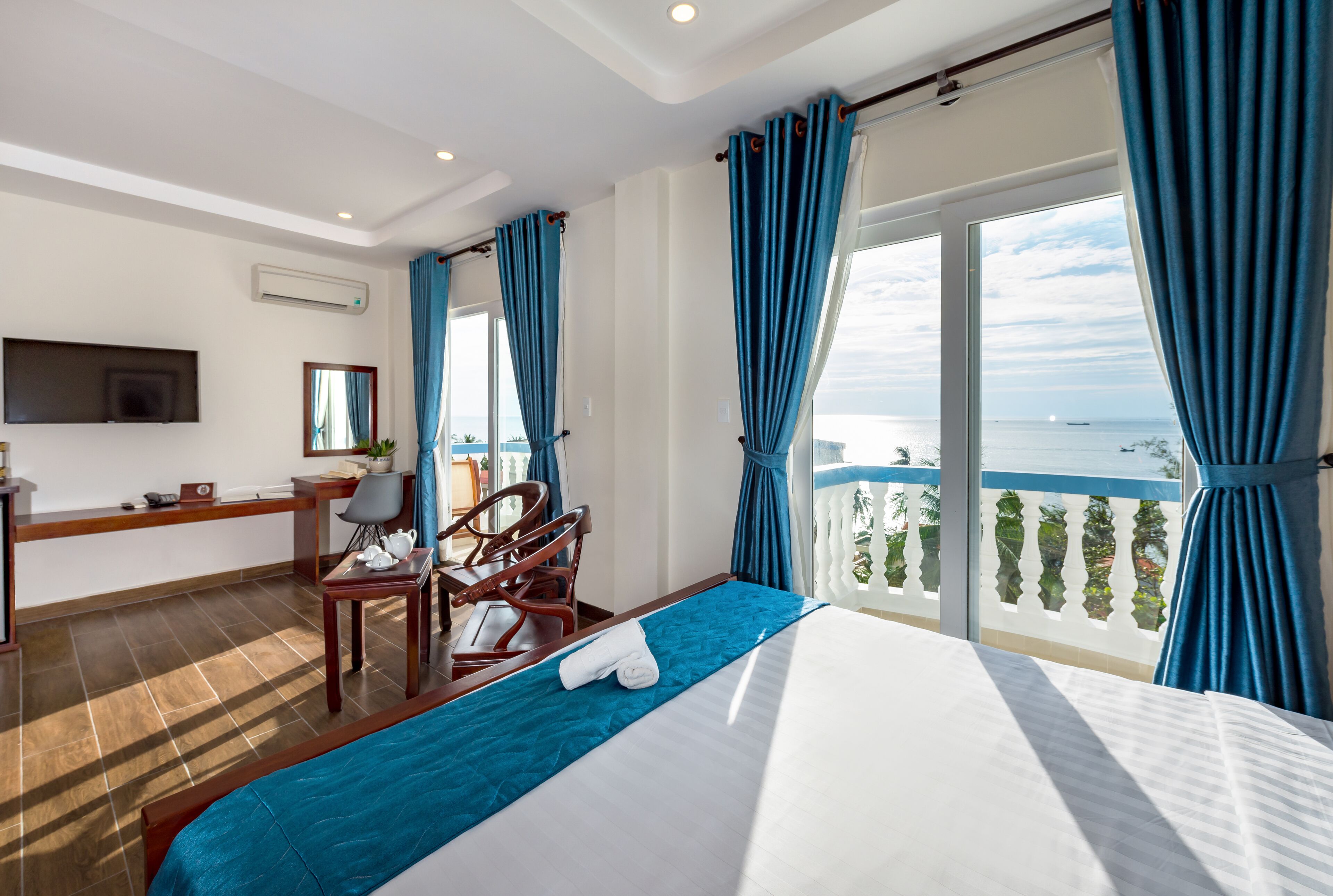 executive quadruple room, sea view | 1 bedroom, minibar, in-room safe, desk