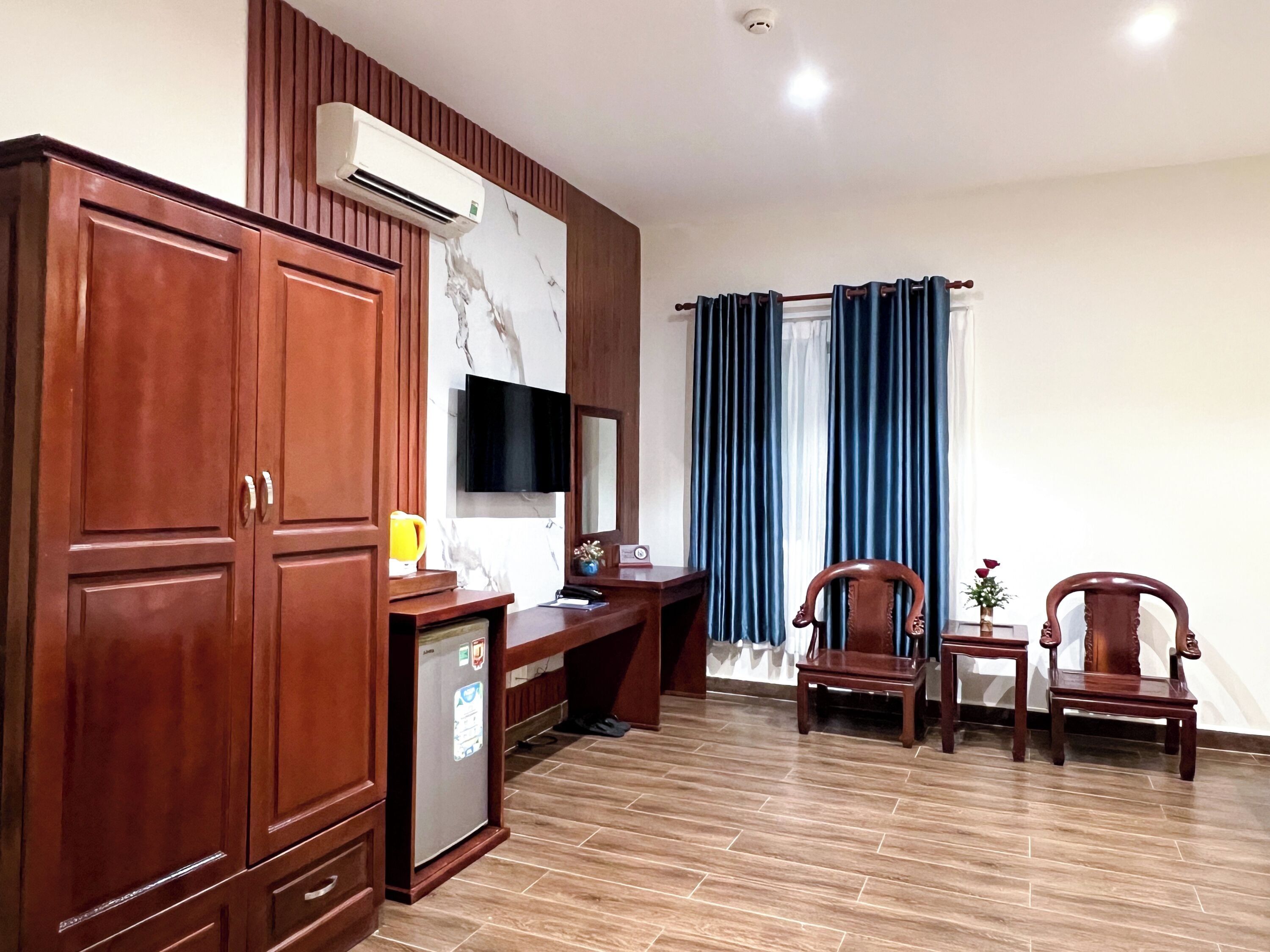 superior double room | 1 bedroom, minibar, in-room safe, desk