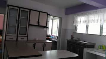Refrigerador, placa de cocina, tetera/pava eléctrica, arrocera