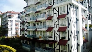 Ein mehrstöckiges Gebäude mit Balkonen und markanter Architektur.