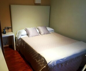 Desk, cots/infant beds, rollaway beds, free WiFi - Hotel Ovetense (Oviedo)