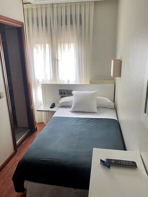 Desk, cots/infant beds, rollaway beds, free WiFi - Hotel Ovetense (Oviedo)