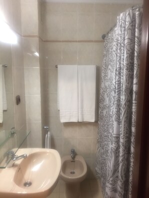 Habitación con 1 cama matrimonial o 2 individuales | Baño | Tina, amenidades de baño gratuitas, secadora de cabello, toallas 
