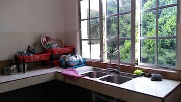 Refrigerador, placa de cocina, tetera/pava eléctrica, arrocera