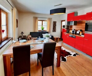 Classic Apartment, 1 Bedroom, Balcony, Mountain View (incl. cleaning fee 80 EUR) | In-room dining
