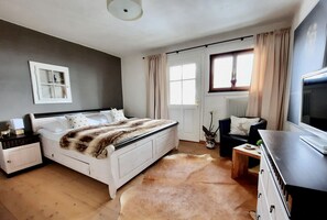 Leilighet – deluxe, 2 soverom, balkong, fjellutsikt (incl. cleaning fee 110 EUR) | Sengetøy av topp kvalitet, strykejern/-brett og barnesenger (inkludert)