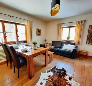 Leilighet – classic, 1 soverom, balkong, fjellutsikt (incl. cleaning fee 80 EUR) | Spiseområde på rommet