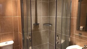 A modern bathroom with a glass-enclosed shower, a toilet, and a sink. - Waverley Inn (Dingwall)