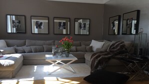 Living area - Dream House Along The Alsterlauf River (Hamburg)