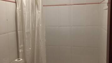 Un baño con inodoro, lavabo y bañera.