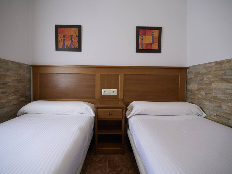 Kamar Twin, 1 Tempat Tidur Double atau 2 Tempat Tidur Twin | Meja kerja, tirai kedap cahaya, dan Wi-Fi gratis