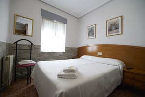 Desk, blackout drapes, free WiFi - Pension Serafin (Aviles)