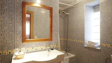 Double Room Single Use | Bathroom | Bathtub, free toiletries, towels