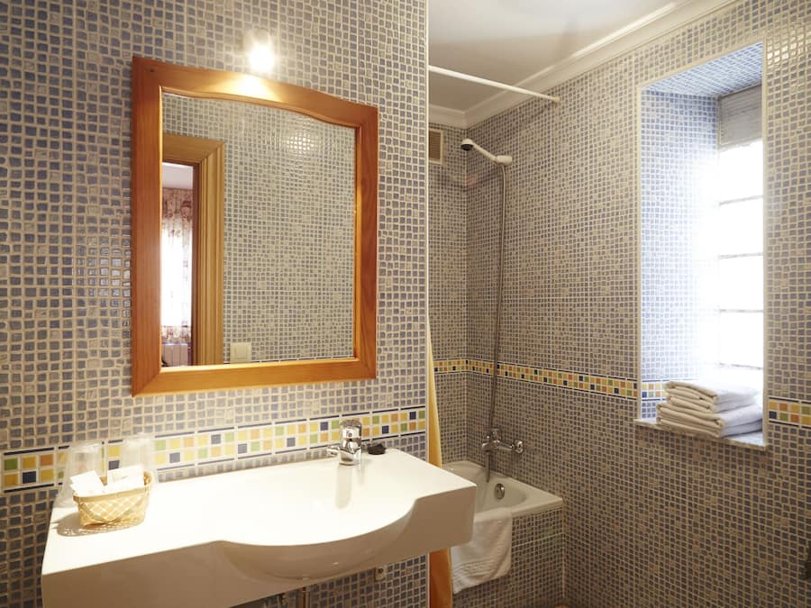Double Room Single Use | Bathroom | Bathtub, free toiletries, towels