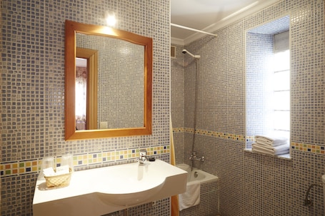 Double Room Single Use | Bathroom | Bathtub, free toiletries, towels. Pension Serafin