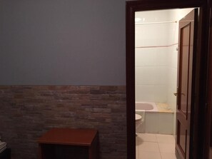 Bathtub, free toiletries, towels - Pension Serafin (Aviles)