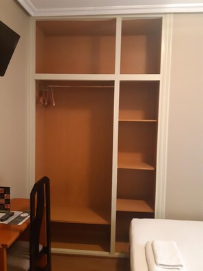 Desk, blackout drapes, free WiFi - Pension Serafin (Aviles)