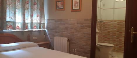 Escritorio, cortinas blackout y wifi gratis