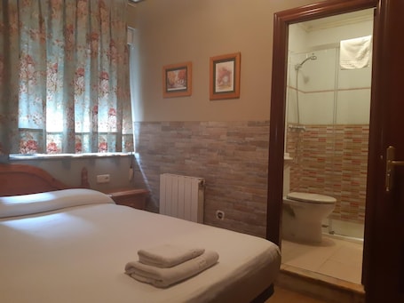 Escrivaninha, cortinas blackout, Wi-Fi de cortesia. Pension Serafin