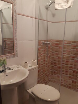 Baignoire, articles de toilette gratuits, serviettes fournies