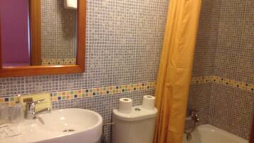 Un baño con lavamanos, inodoro y bañera.