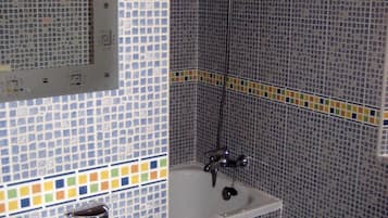 Een bad, gratis toiletartikelen, handdoeken