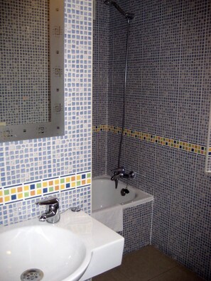 Baignoire, articles de toilette gratuits, serviettes fournies