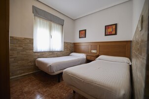 Zweibettzimmer, 1 Doppelbett oder 2 Einzelbetten | Schreibtisch, Verdunkelungsvorhänge, kostenloses WLAN